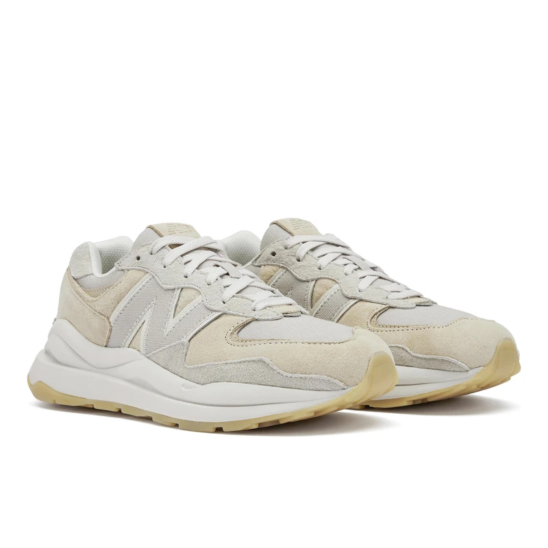 New Balance 米色老爹鞋,NT4,280。  New Balance 米色老爹鞋,NT4,280。