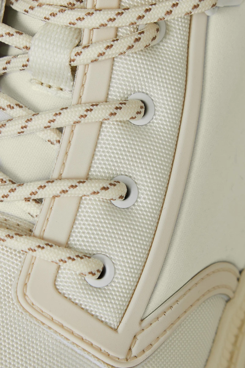 太空棉與再生科技纖維的異材質拼接 太空棉與再生科技纖維的異材質拼接