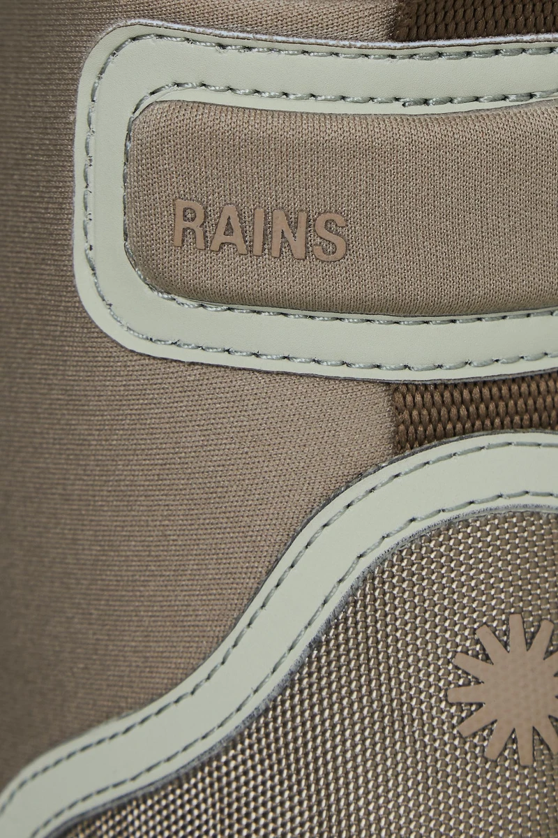 後鞋跟位置壓印上Rains logo點綴 後鞋跟位置壓印上Rains logo點綴