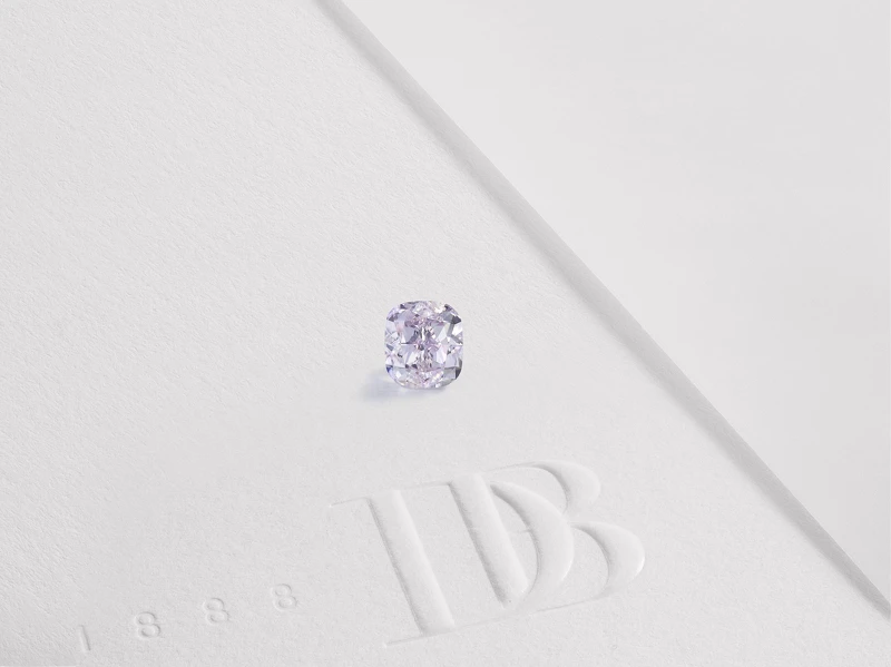 Aura 枕形切割紫鑽高級珠寶戒指主鑽。