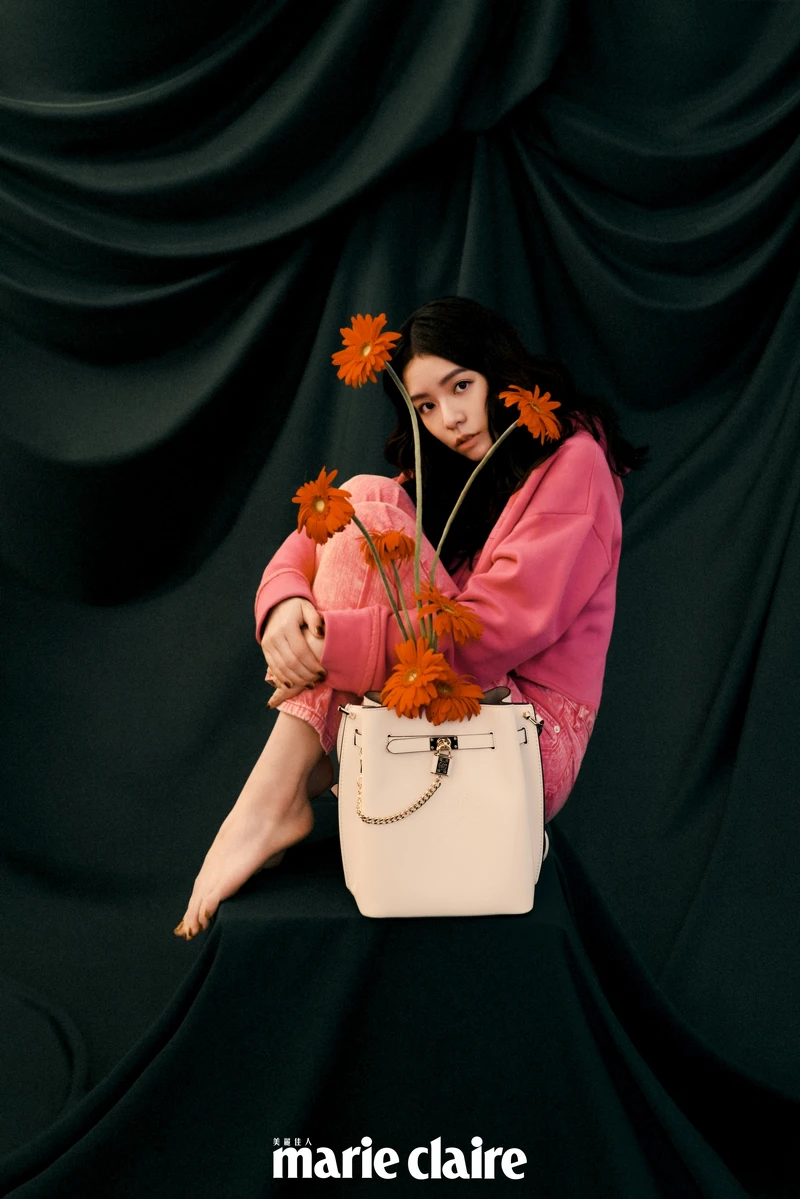 白色Hamilton Legacy香檳包、粉色短版連帽上衣、粉色牛仔長褲，all by MICHAEL Michael Kors。