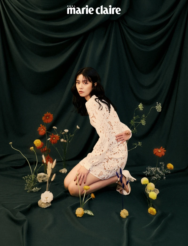 咖啡色Devon鍊帶包、白色蕾絲印花洋裝、高跟涼鞋，all by MICHAEL Michael Kors。