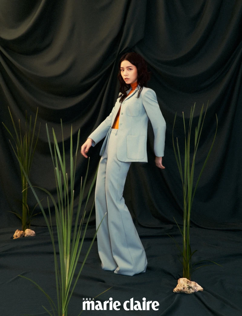 橘色高領衫、綠色西裝外套、西裝褲，all by Sportmax。