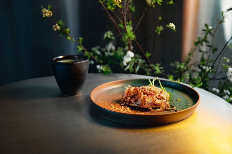 主廚重新詮釋的精緻版胡椒蝦版本。