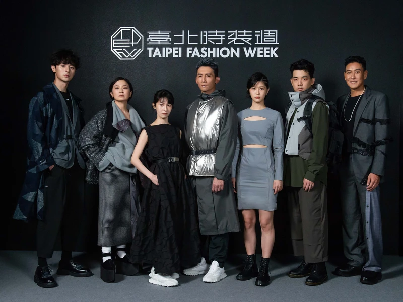 永續時尚機能開幕秀走秀藝人(左起:張軒睿、謝瓊煖、連俞涵、溫昇豪、江宜蓉、胡瑋杰、加賀美智久) 永續時尚機能開幕秀走秀藝人(左起:張軒睿、謝瓊煖、連俞涵、溫昇豪、江宜蓉、胡瑋杰、加賀美智久)