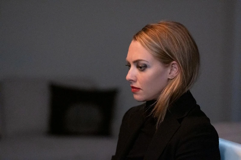 伊莉莎白到底是個盲目樂觀者,相信自己只要時間就能成功,所以先選擇說謊撐過每一關,還是天生就是個能框到政商名流高層的詐欺好手,也是讓人很好奇的部分。 伊莉莎白到底是個盲目樂觀者,相信自己只要時間就能成功,所以先選擇說謊撐過每一關,還是天生就是個能框到政商名流高層的詐欺好手,也是讓人很好奇的部分。