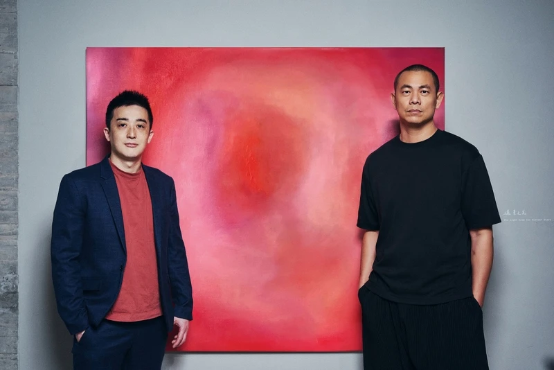 主廚站於邵雅曼藝術創作《遠星之光 The Light from the Distant Stars》作品前。