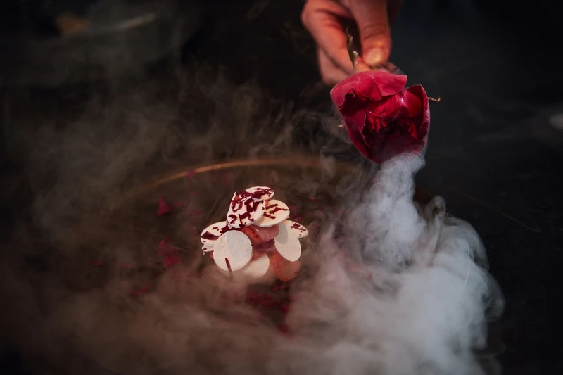 以畫作《沒有黑 Without Darkness》的料理創作。