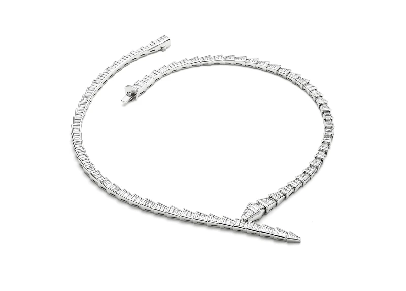 BVLGARI SERPENTI VIPER系列頂級鑽石項鍊 頂級白K金項鍊,鑲嵌218顆梯形切割鑽石(E-G VVS-VS總重約13.55克拉)。 BVLGARI SERPENTI VIPER系列頂級鑽石項鍊 頂級白K金項鍊,鑲嵌218顆梯形切割鑽石(E-G VVS-VS總重約13.55克拉)。