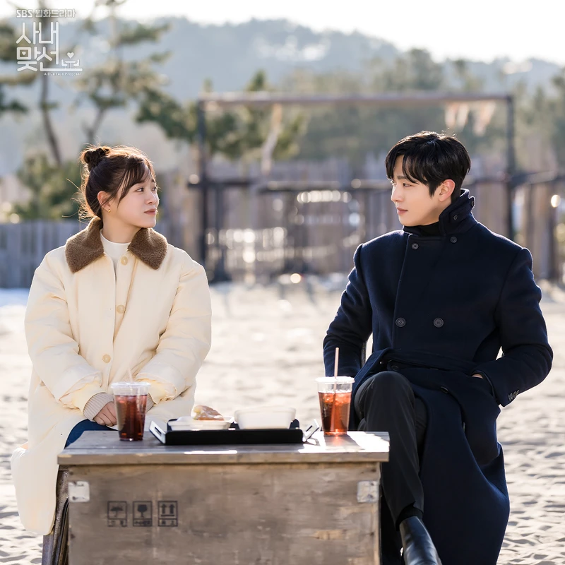 《社內相親》金世正安孝燮在海邊吃漢堡 《社內相親》金世正安孝燮在海邊吃漢堡