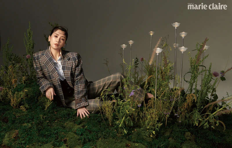 藍色襯衫、亞麻拼帆布西裝外套、黑色背心、亞麻拼帆布直筒褲,all by Gucci。 藍色襯衫、亞麻拼帆布西裝外套、黑色背心、亞麻拼帆布直筒褲,all by Gucci。