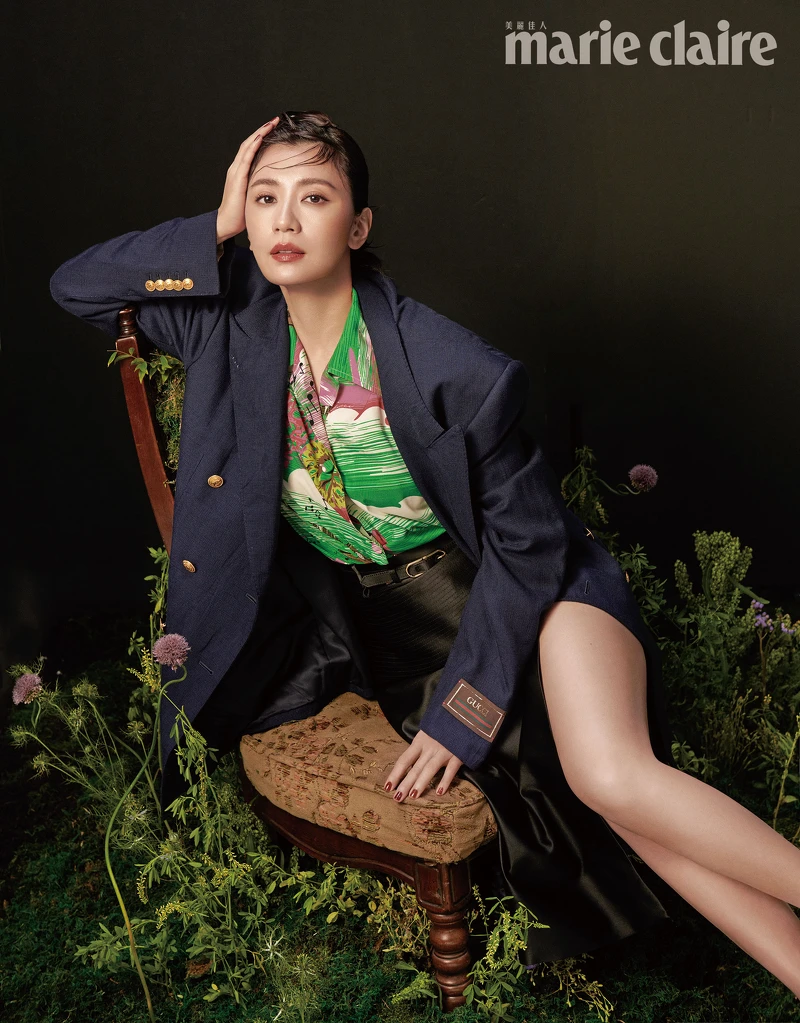 藍色翻領雙排扣夾克、印花短袖保齡球襯衫、黑色絲綢半身裙,all by Gucci。 藍色翻領雙排扣夾克、印花短袖保齡球襯衫、黑色絲綢半身裙,all by Gucci。