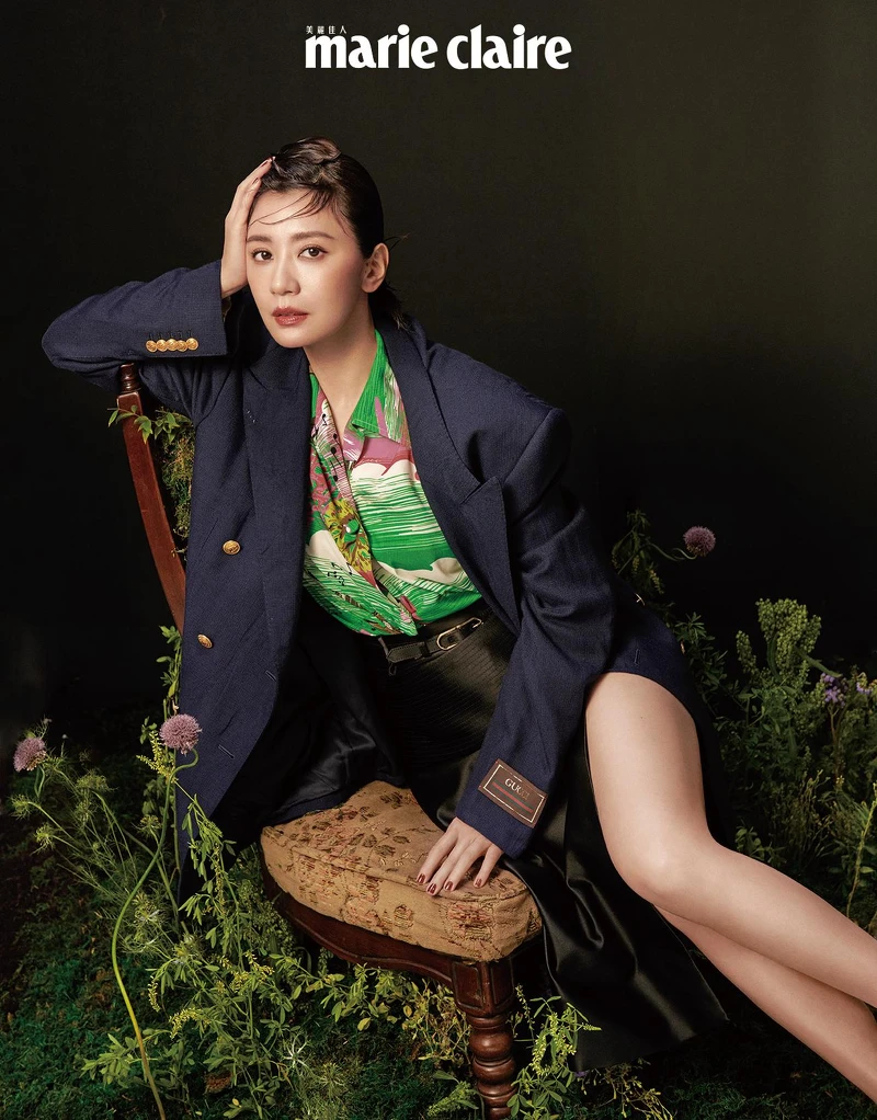 藍色翻領雙排扣夾克、印花短袖保齡球襯衫、黑色絲綢半身裙,all by Gucci。 藍色翻領雙排扣夾克、印花短袖保齡球襯衫、黑色絲綢半身裙,all by Gucci。