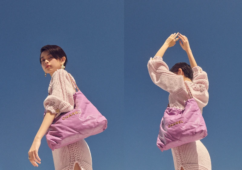 淡粉紅針織毛衣、淡粉紅半身裙、CHANEL 22包、服飾珠寶配件,All by CHANEL。 淡粉紅針織毛衣、淡粉紅半身裙、CHANEL 22包、服飾珠寶配件,All by CHANEL。