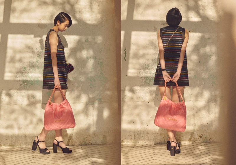 多彩條紋洋裝、CHANEL 22包、多彩皮穿鏈帶化妝包、高跟涼鞋,All by CHANEL。 多彩條紋洋裝、CHANEL 22包、多彩皮穿鏈帶化妝包、高跟涼鞋,All by CHANEL。