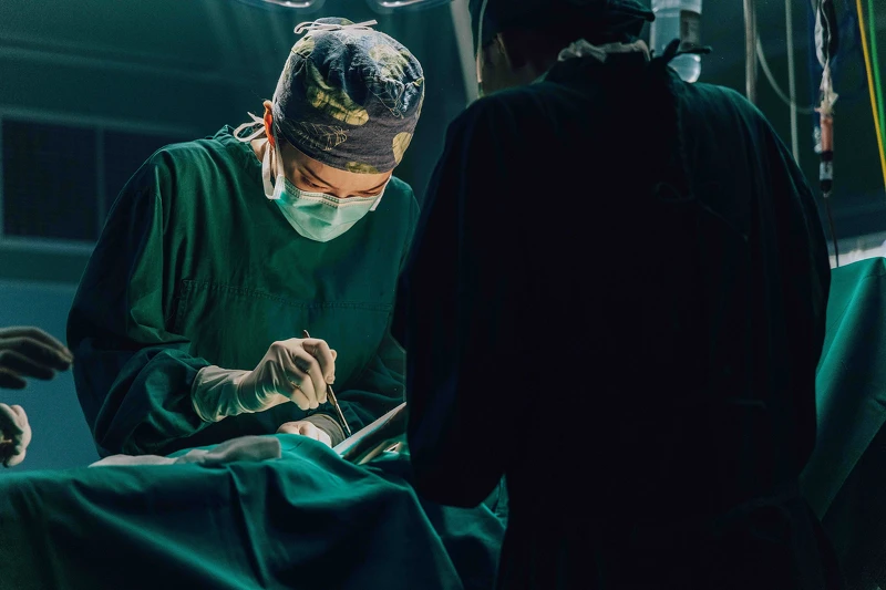 ▲蔡淑臻為演出外科醫師,耗時3年練習。(圖 / 牽猴子提供) ▲蔡淑臻為演出外科醫師,耗時3年練習。(圖 / 牽猴子提供)