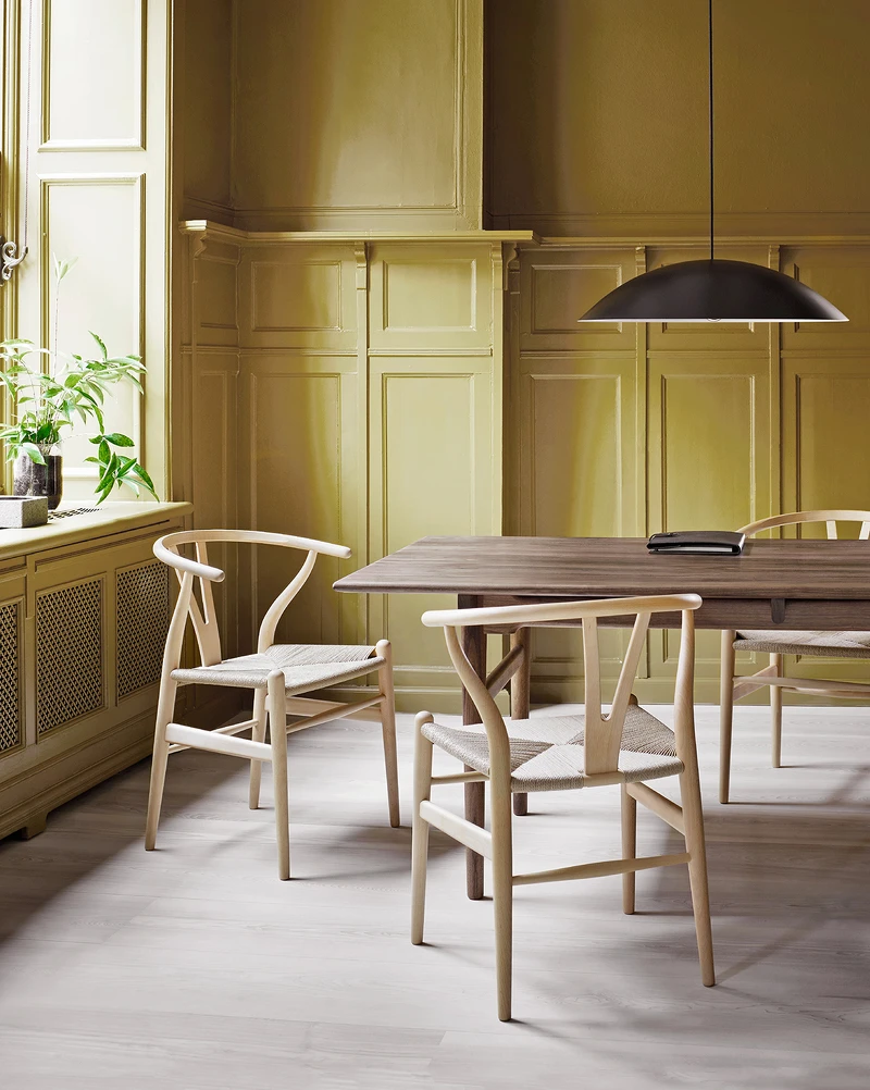 這是一張深受東方文化影響的名椅。