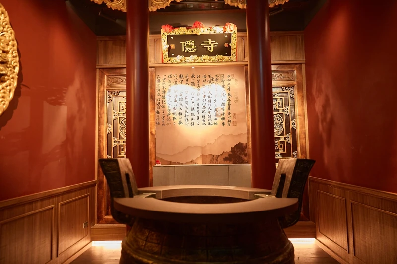 吧中吧裡好似一座寺廟，有個巨大顯眼的香爐。