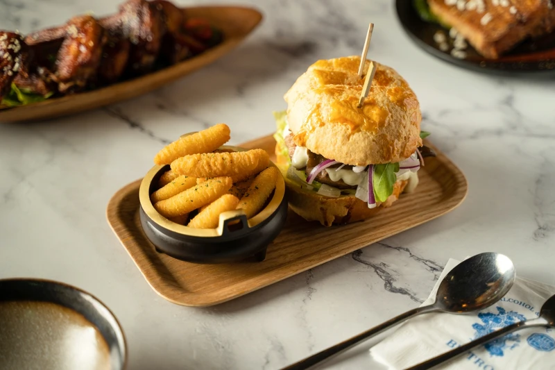 特色餐點「蒼蠅叔的刈包」。