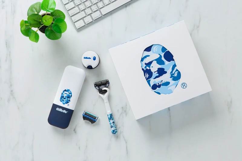 「Gillette x BAPE 限量禮盒套裝」：內含刀架＋刀頭一組、替換刀頭Ｘ1、磁力吸座Ｘ1、旅行盒Ｘ1，限量販售3500組。