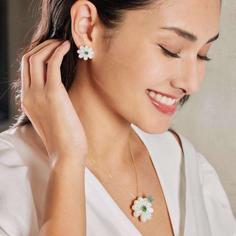 Lucky Daisy-小雛菊耳環(單只) 售價台幣16,500元起、 Lucky Daisy-小雛菊胸墜 售價台幣56,600元起