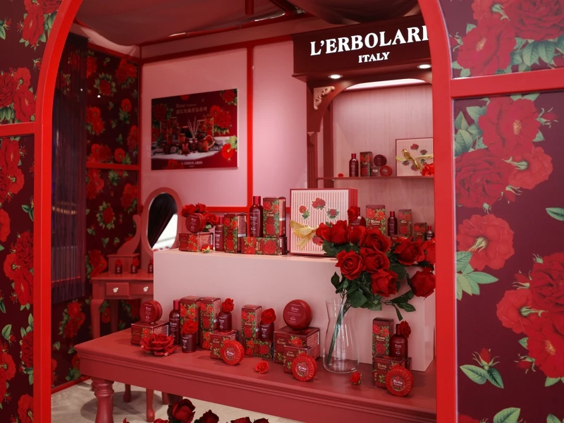 L‘ERBOLARIO蕾莉歐緋紅莊園陳列最新上市的緋紅玫瑰香氛系列單品。 L‘ERBOLARIO蕾莉歐緋紅莊園陳列最新上市的緋紅玫瑰香氛系列單品。