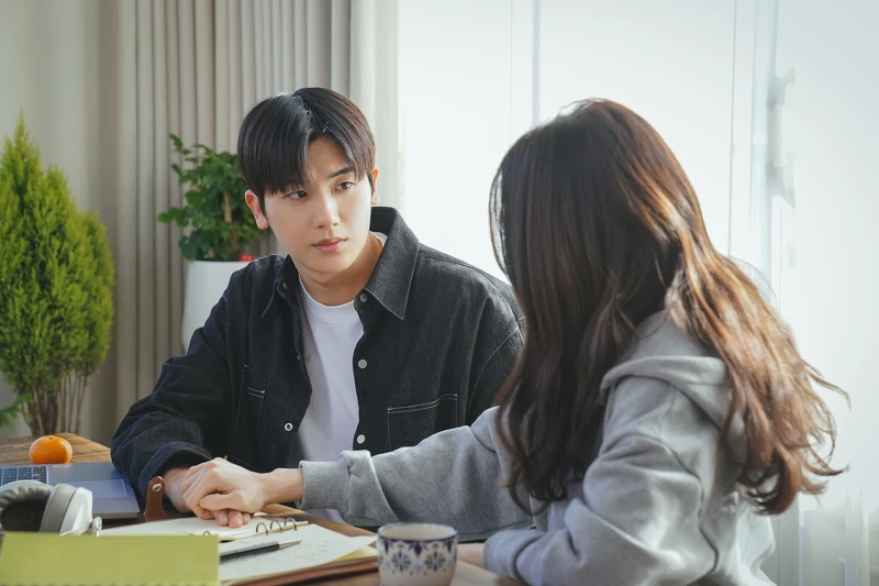 宣宇說單戀只能指尖接觸，恩秀整個將手覆上的時候，單戀糾結的情緒瞬間滿溢在宣宇的表情與眼神中，就連M編也能感受到他那份真摯全情付出無盡的愛。