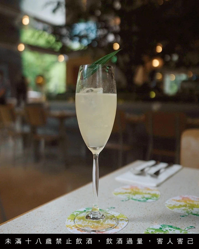 使用Cider Ronron Prototype 黃標特調蘋果酒與琴酒製作調酒，搭配上斑蘭葉的香氣。