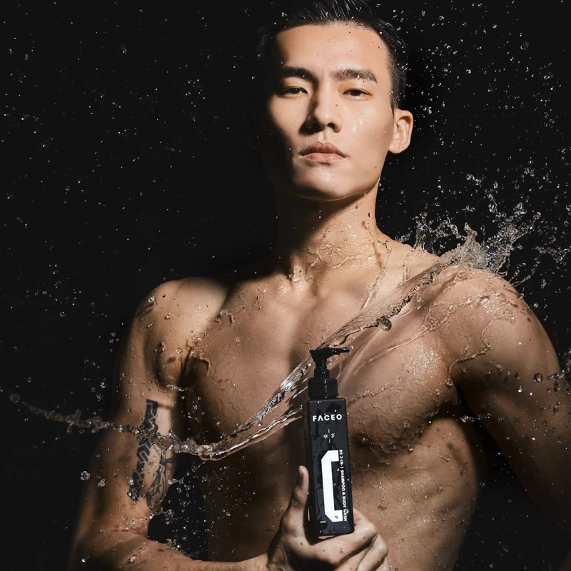 FACEO黑曜岩活萃保濕洗沐膠使用情境。