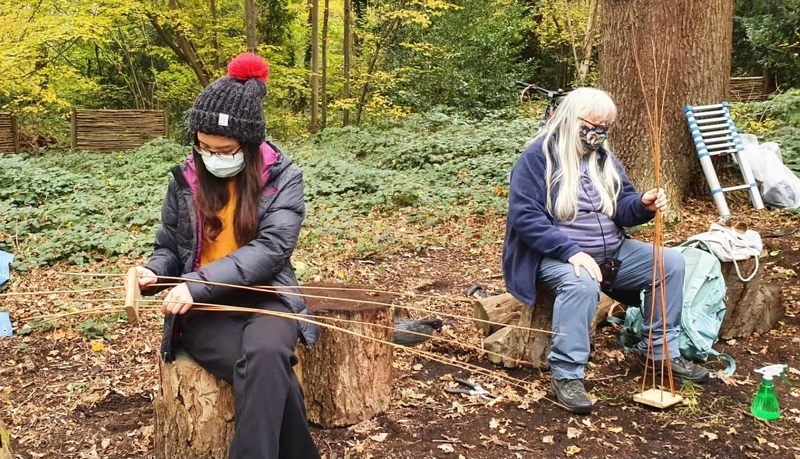 我參與了金斯頓當地生物多樣性社群辦的樹林編織工作坊,藉機學習與推廣ESIC。(photo/Louise) 我參與了金斯頓當地生物多樣性社群辦的樹林編織工作坊,藉機學習與推廣ESIC。(photo/Louise)