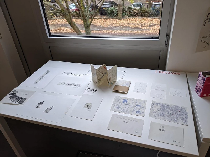 在課堂上展示作品。 在課堂上展示作品。