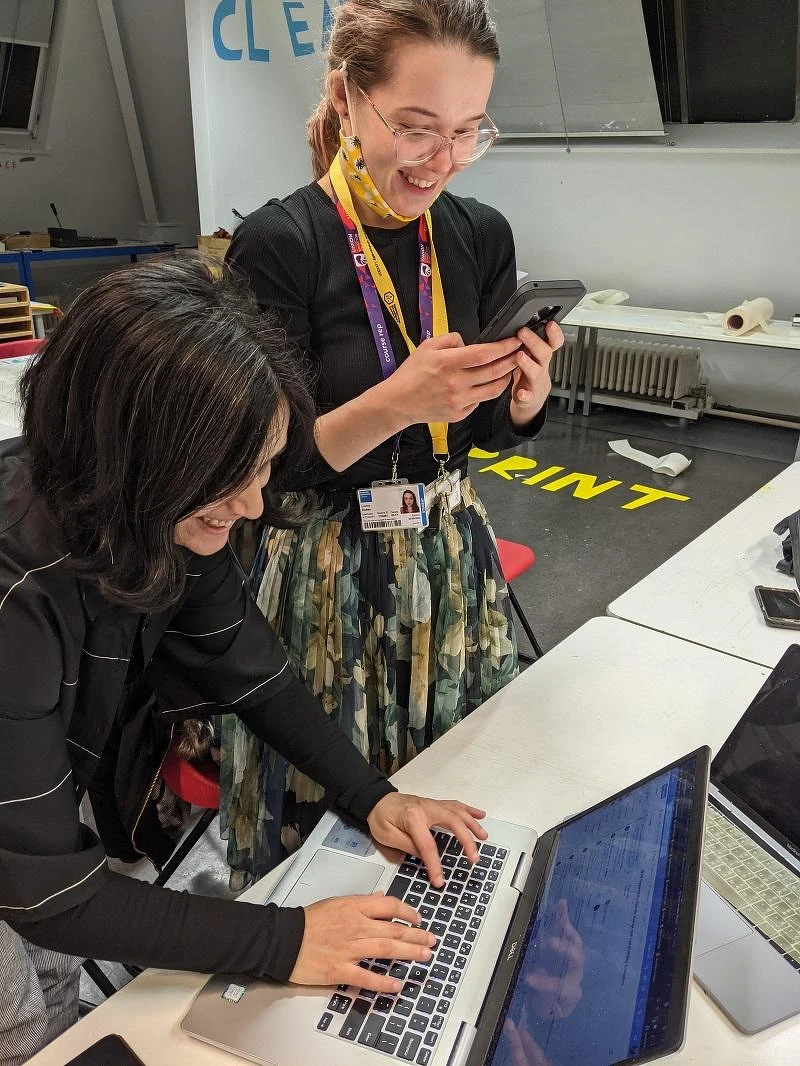 用社員們的笑容當作文章結尾。 用社員們的笑容當作文章結尾。