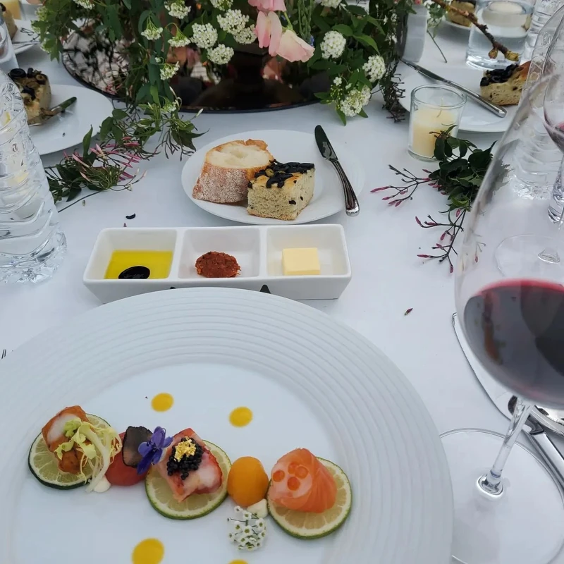 Ossetra魚子醬,舒肥海鮮,海膽籽,佐馬爾台斯醬;發酵法式長棍麵包,意式橄欖佛卡夏 Ossetra魚子醬,舒肥海鮮,海膽籽,佐馬爾台斯醬;發酵法式長棍麵包,意式橄欖佛卡夏