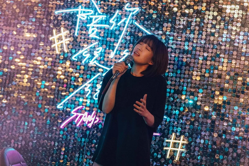 ▲▼在劇中和小24歲的朱軒洋大談戀愛，蔡淑臻笑稱自己沒自肥。（圖／公視提供）