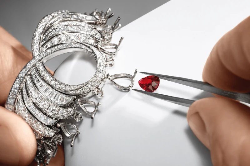 Piaget伯爵「Festive Lights慶典之光」紅寶石頂級珠寶腕錶細節工藝圖 Piaget伯爵「Festive Lights慶典之光」紅寶石頂級珠寶腕錶細節工藝圖