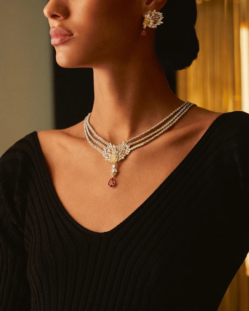 Piaget伯爵彩色寶石項鍊「Infinite Lights 永恆光境」模特兒穿戴圖 Piaget伯爵彩色寶石項鍊「Infinite Lights 永恆光境」模特兒穿戴圖