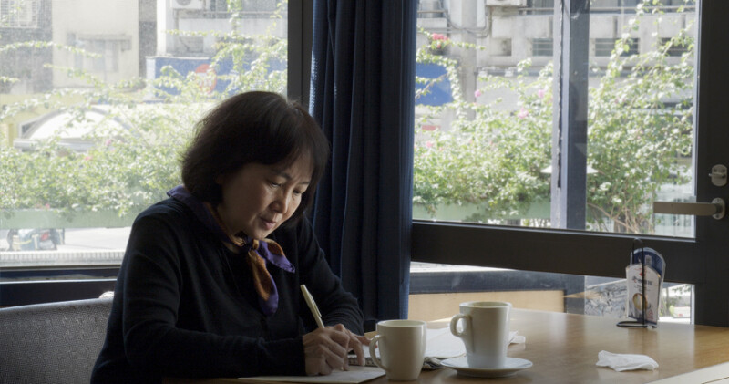 ▲▼朱天心和唐諾(謝材俊)寫作時,各佔咖啡廳的一桌,互不干擾。(圖/目宿媒體提供) ▲▼朱天心和唐諾(謝材俊)寫作時,各佔咖啡廳的一桌,互不干擾。(圖/目宿媒體提供)