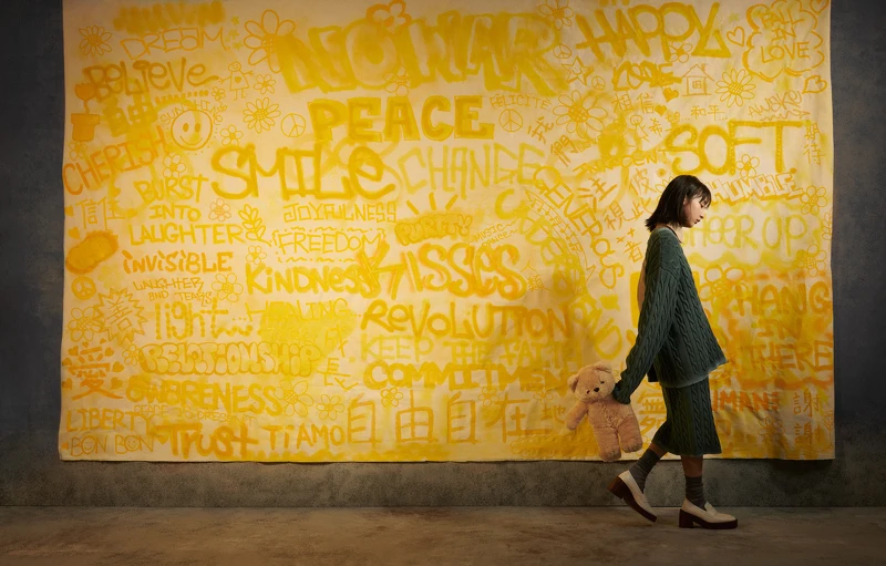 卡其色短版襯衫、仿舊針織衫、仿舊針織及膝裙、灰色襪子,all by Miu Miu;白色樂福鞋,Tod’s。 卡其色短版襯衫、仿舊針織衫、仿舊針織及膝裙、灰色襪子,all by Miu Miu;白色樂福鞋,Tod’s。