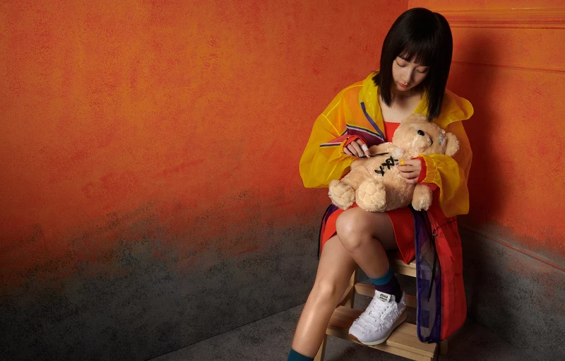 橘色洋裝、彩色拼接外套,both by Tod’s;白色球鞋,New Balance x Miu Miu;紫色襪子、藍色襪子,Uniqlo。  橘色洋裝、彩色拼接外套,both by Tod’s;白色球鞋,New Balance x Miu Miu;紫色襪子、藍色襪子,Uniqlo。