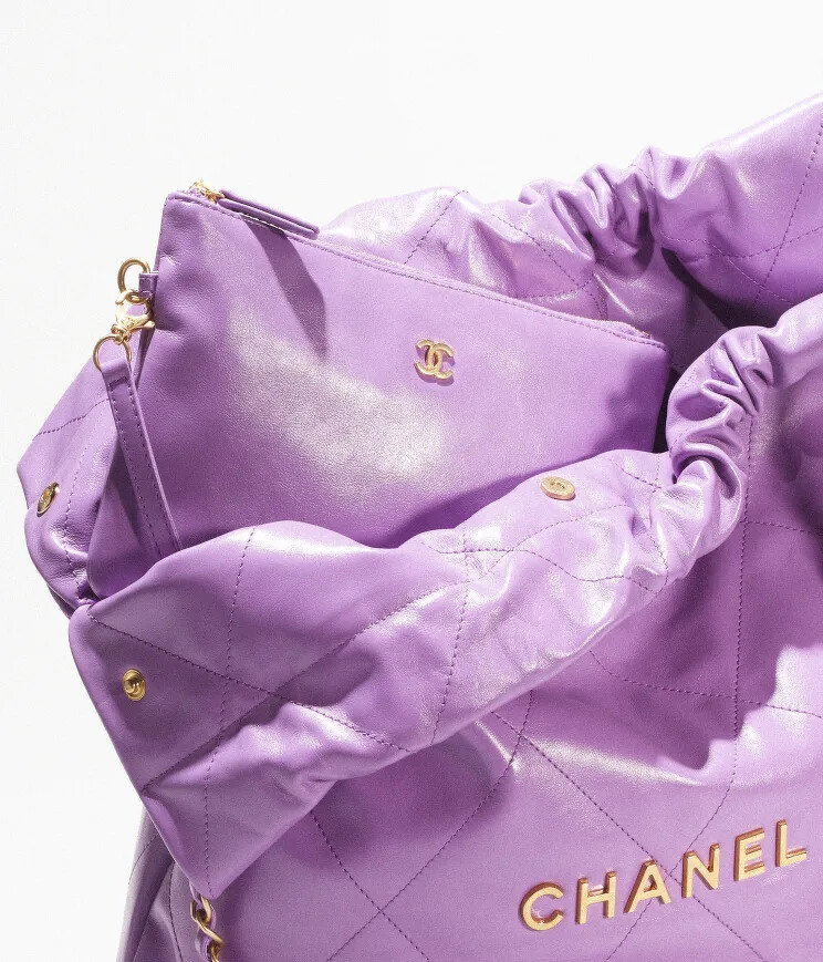 Chanel 22為子母包,內另附收納小包 Chanel 22為子母包,內另附收納小包