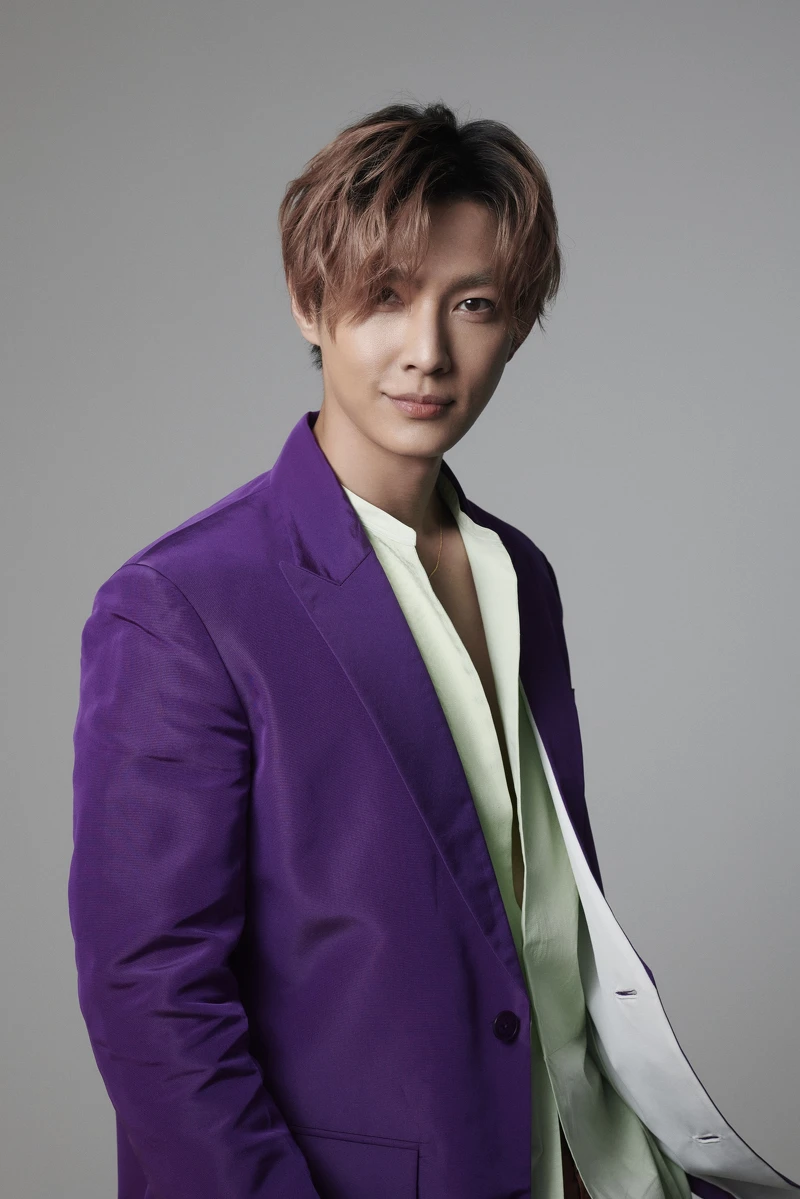 紫色西裝外套、薄荷綠襯衫,both by Valentino。 紫色西裝外套、薄荷綠襯衫,both by Valentino。