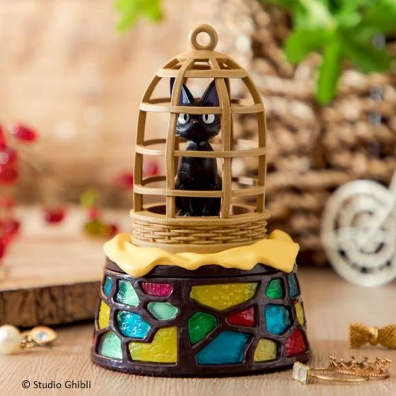 「飾物盒 魔女宅急便 籠子裡的吉吉」$700,為高雄漢神巨蛋店先行販售商品之一,精緻重現電影場景 「飾物盒 魔女宅急便 籠子裡的吉吉」$700,為高雄漢神巨蛋店先行販售商品之一,精緻重現電影場景