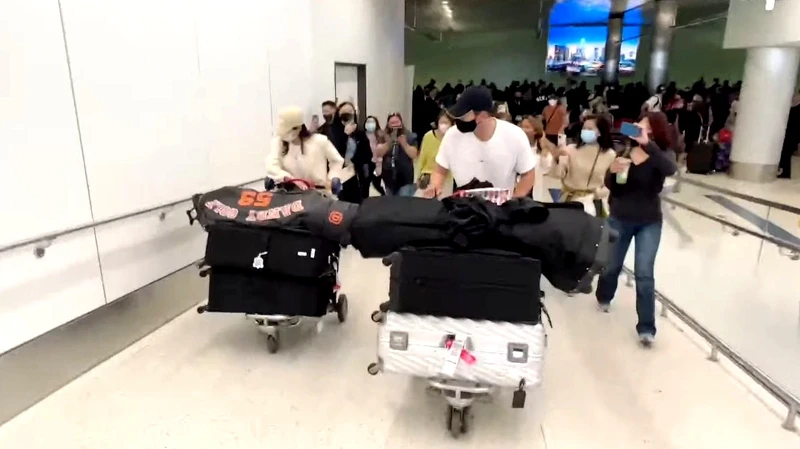 玄彬與孫藝珍飛抵美國立刻被包圍 玄彬與孫藝珍飛抵美國立刻被包圍