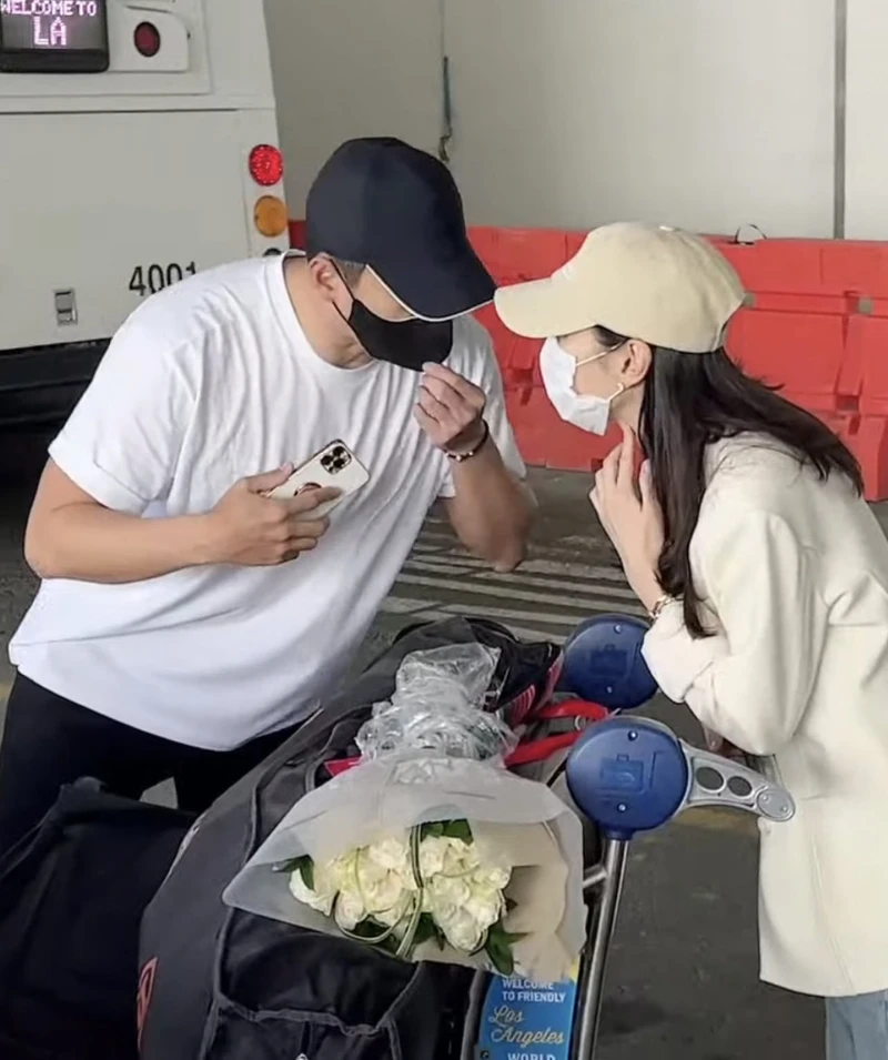 玄彬與孫藝珍飛抵美國低頭私語 玄彬與孫藝珍飛抵美國低頭私語