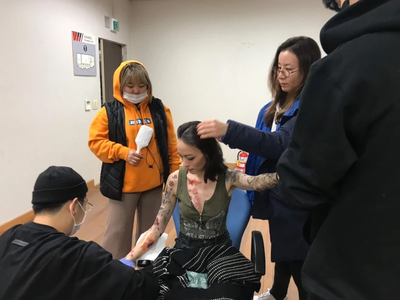 韓國化妝團隊替姚以緹打造特殊刺青造型 韓國化妝團隊替姚以緹打造特殊刺青造型