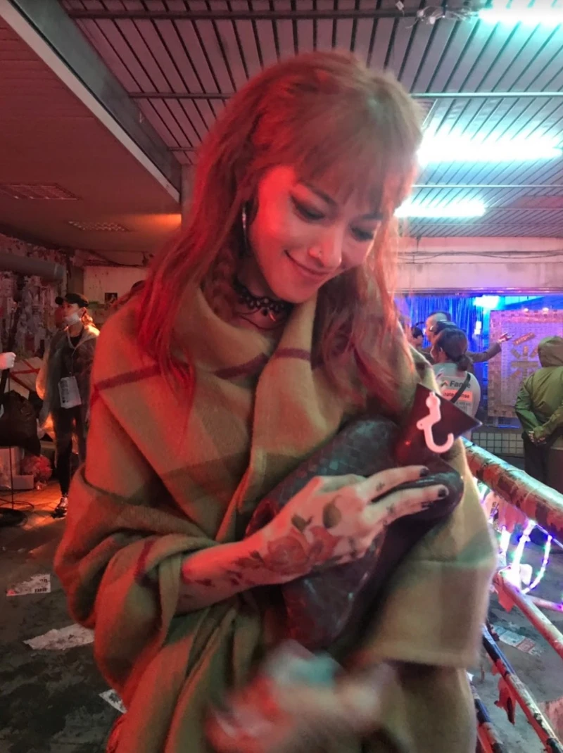 朴海秀貼心為姚以緹送上暖水袋 朴海秀貼心為姚以緹送上暖水袋