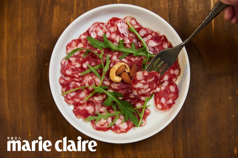 ▲周郁華推薦可用Salami佐酒。（攝影／蔡孝如）