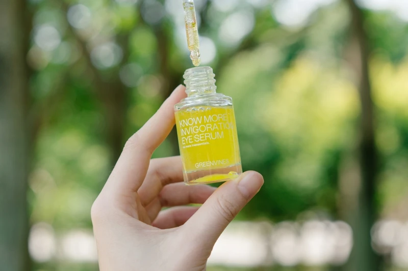 綠藤生機澄澈眼部雙精華通過德韓雙重權威敏感性測試。使用前搖晃五秒讓油水混合成金黃色，抽出滴管按壓清空、再吸取精華滴在手心。