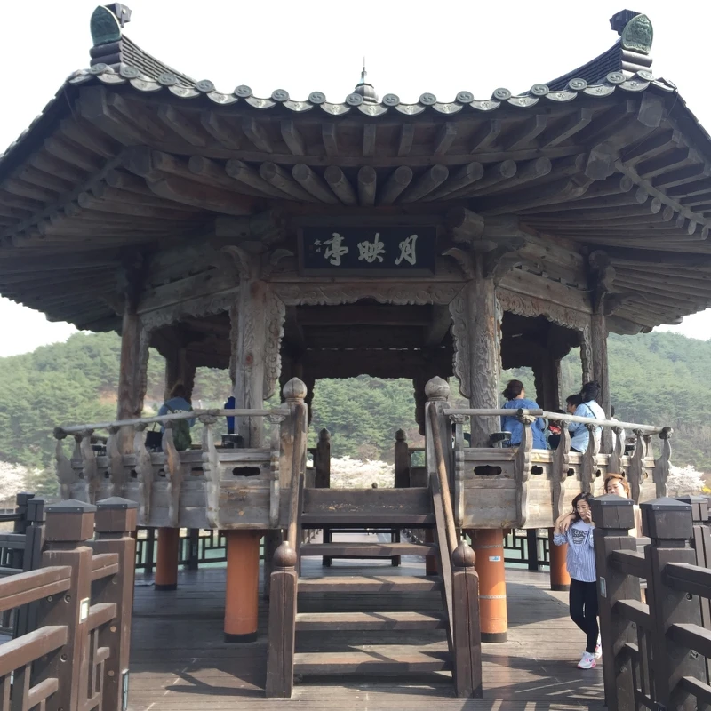 月映橋上的月映亭。 月映橋上的月映亭。