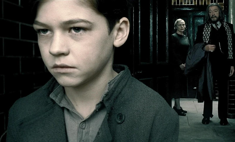 由飾演佛地魔的拉爾夫·費因斯的侄子客串的童年版佛地魔